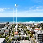 Beach Unit - Steps From The Beach! Sleeps 4.