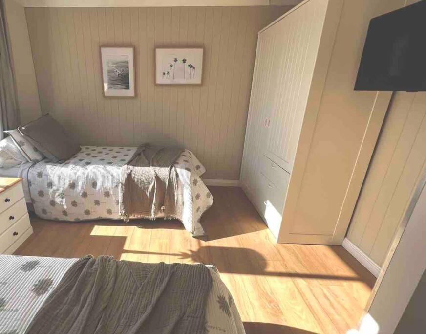 Unit - Steps From The Beach! Sleeps 4. Apartment